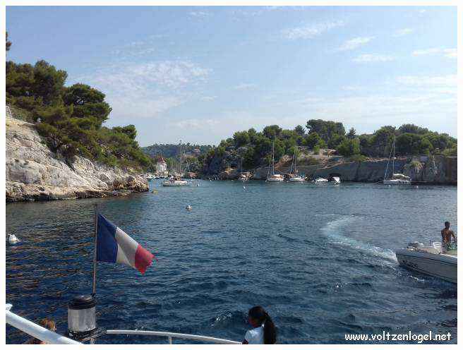 Balade en bateau à travers les calanques de Marseille, entre nature sauvage et histoire captivante.