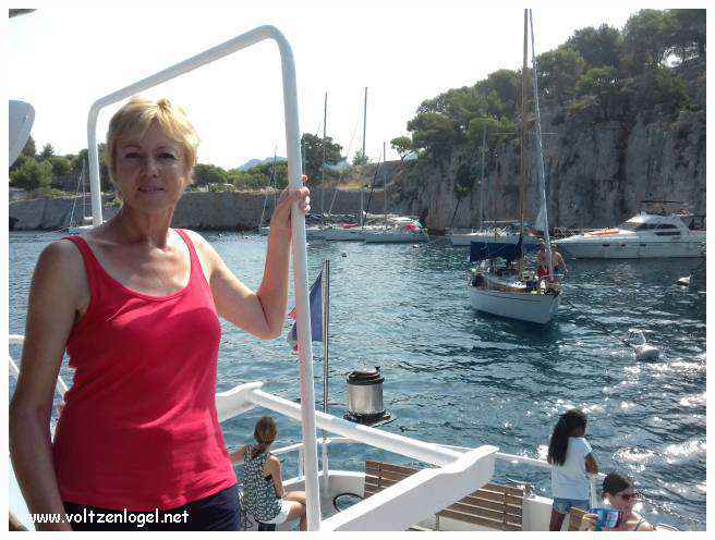 Balade en bateau à travers les calanques de Marseille, entre nature sauvage et histoire captivante.