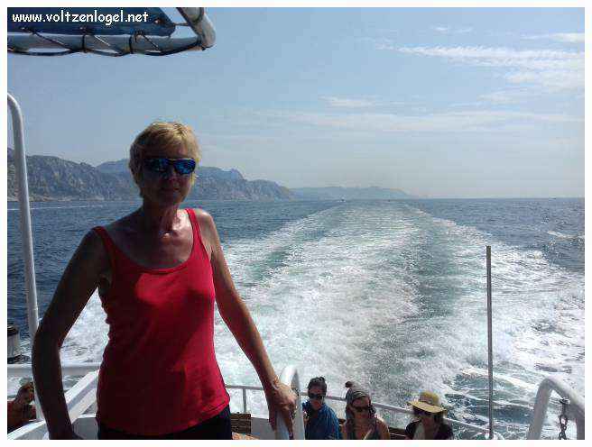 Balade en bateau à travers les calanques de Marseille, entre nature sauvage et histoire captivante.