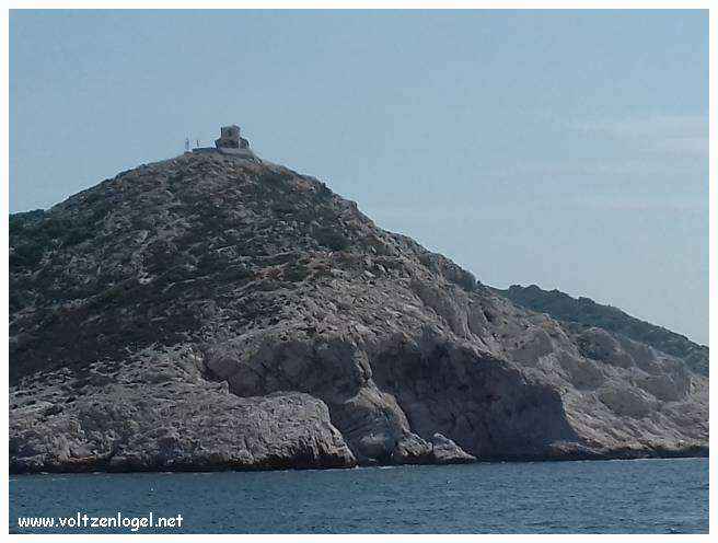 Balade en bateau à travers les calanques de Marseille, entre nature sauvage et histoire captivante.