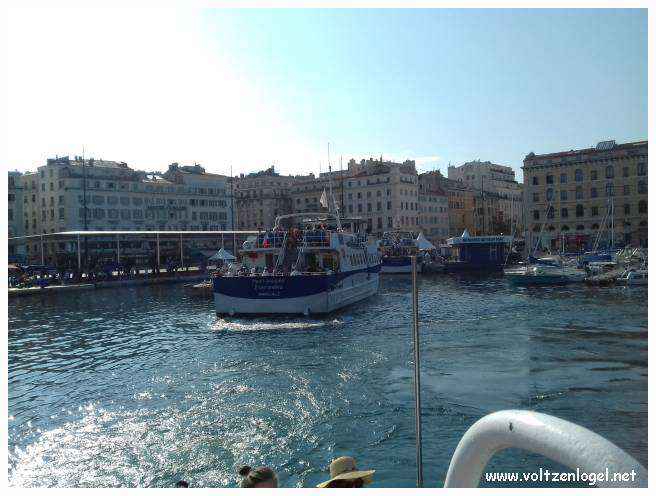 Balade en bateau à travers les calanques de Marseille, entre nature sauvage et histoire captivante.