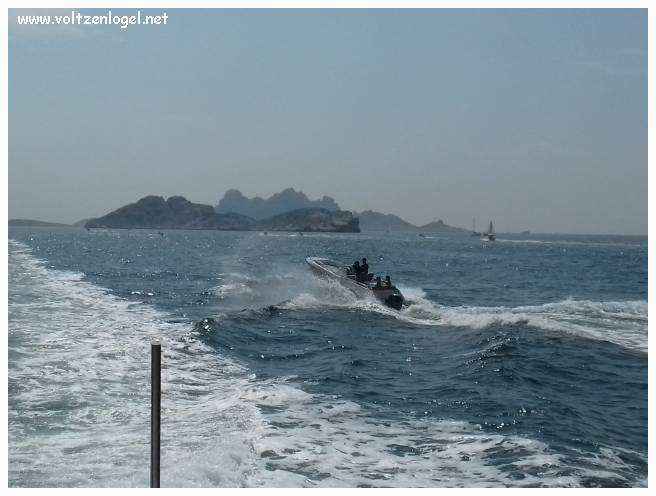 Balade en bateau à travers les calanques de Marseille, entre nature sauvage et histoire captivante.