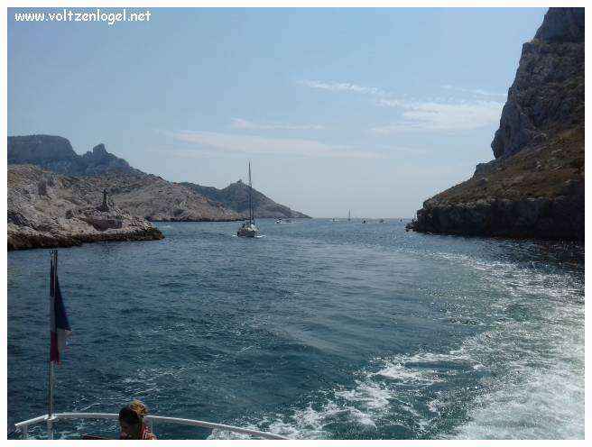 Balade en bateau à travers les calanques de Marseille, entre nature sauvage et histoire captivante.