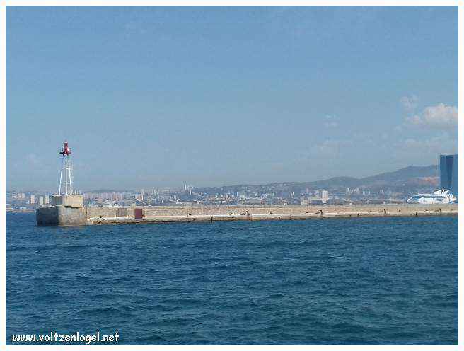 Balade en bateau à travers les calanques de Marseille, entre nature sauvage et histoire captivante.