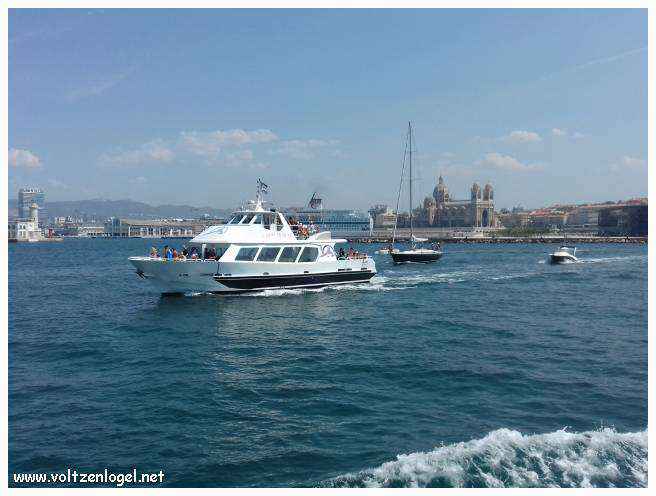 Balade en bateau à travers les calanques de Marseille, entre nature sauvage et histoire captivante.