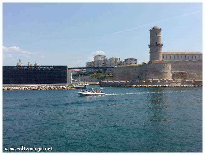 Balade en bateau à travers les calanques de Marseille, entre nature sauvage et histoire captivante.