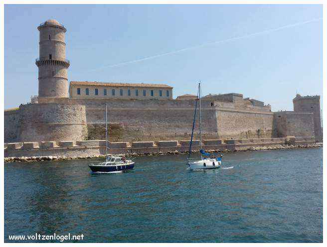 Balade en bateau à travers les calanques de Marseille, entre nature sauvage et histoire captivante.