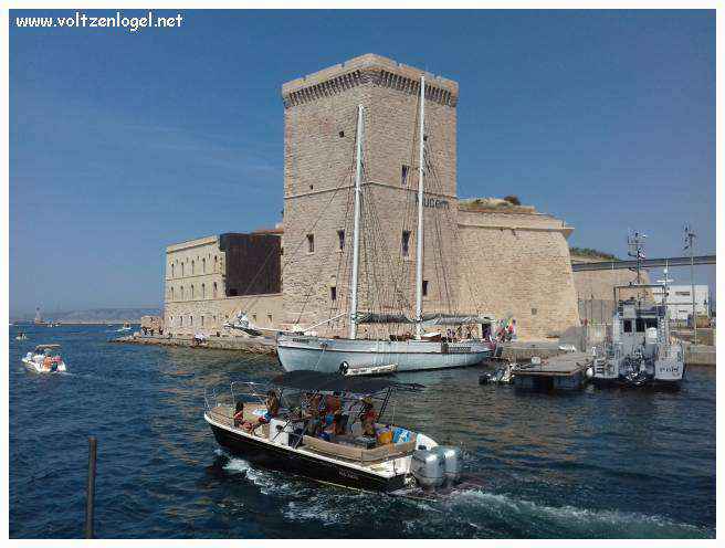 Balade en bateau à travers les calanques de Marseille, entre nature sauvage et histoire captivante.