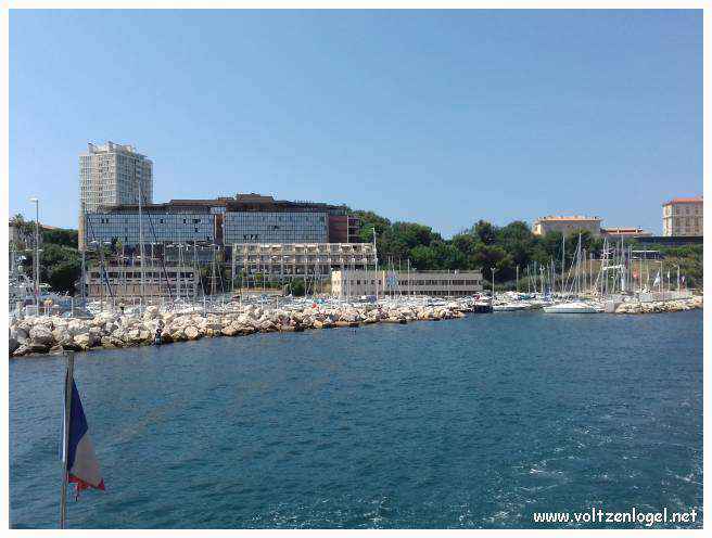 Balade en bateau à travers les calanques de Marseille, entre nature sauvage et histoire captivante.