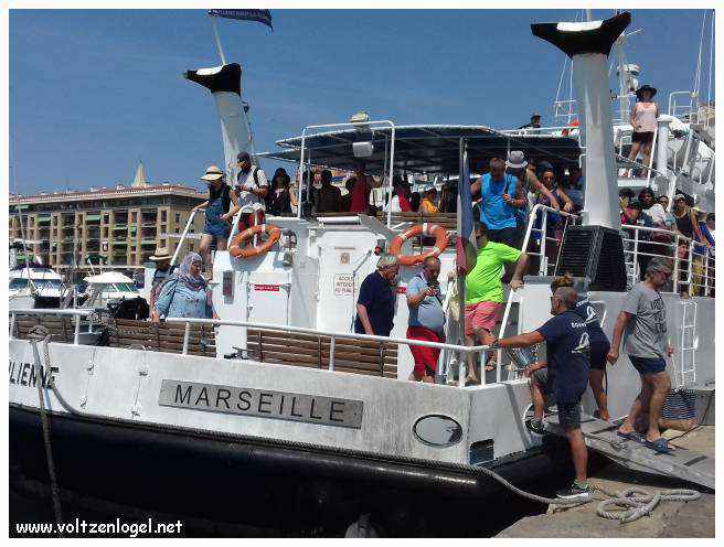 Balade en bateau à travers les calanques de Marseille, entre nature sauvage et histoire captivante.