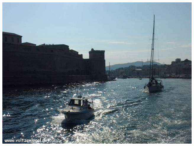 Balade en bateau à travers les calanques de Marseille, entre nature sauvage et histoire captivante.