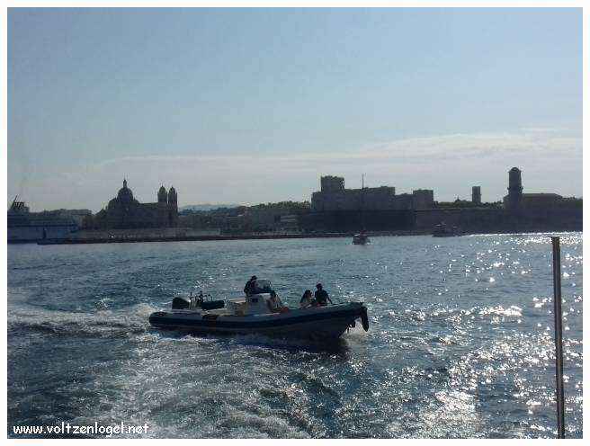Balade en bateau à travers les calanques de Marseille, entre nature sauvage et histoire captivante.
