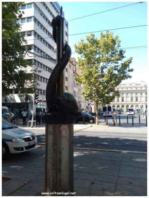 Exploration des trésors de l'Avenue de La Canebière à Marseille.