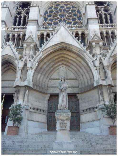 Exploration des trésors de l'Avenue de La Canebière à Marseille.