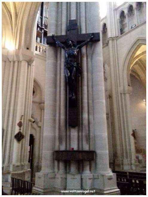 Exploration des trésors de l'Avenue de La Canebière à Marseille.