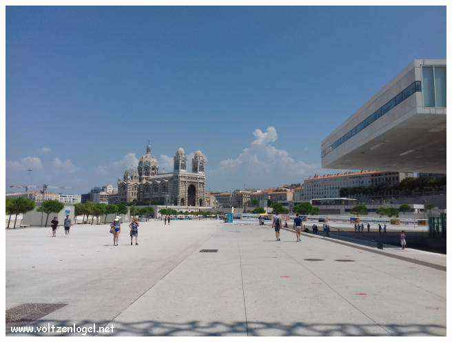 Vue majestueuse de la Cathédrale de Marseille Notre-Dame-de-la-Major.