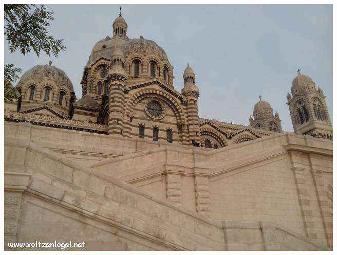 Cathédrale de Marseille: Immersion dans son patrimoine culturel et artistique.