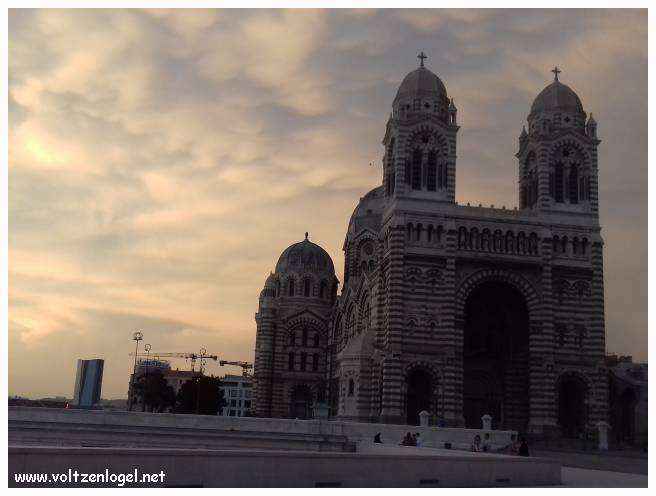 Cathédrale de Marseille: Immersion dans son patrimoine culturel et artistique.