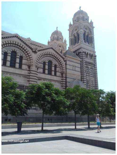 Cathédrale de Marseille: Immersion dans son patrimoine culturel et artistique.
