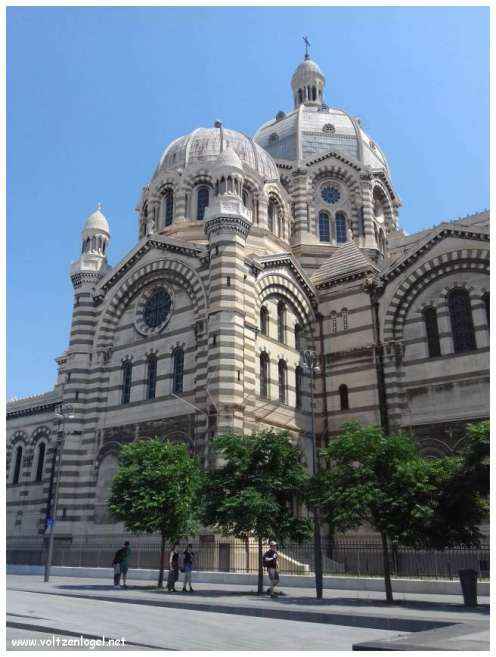 Cathédrale de Marseille: Immersion dans son patrimoine culturel et artistique.