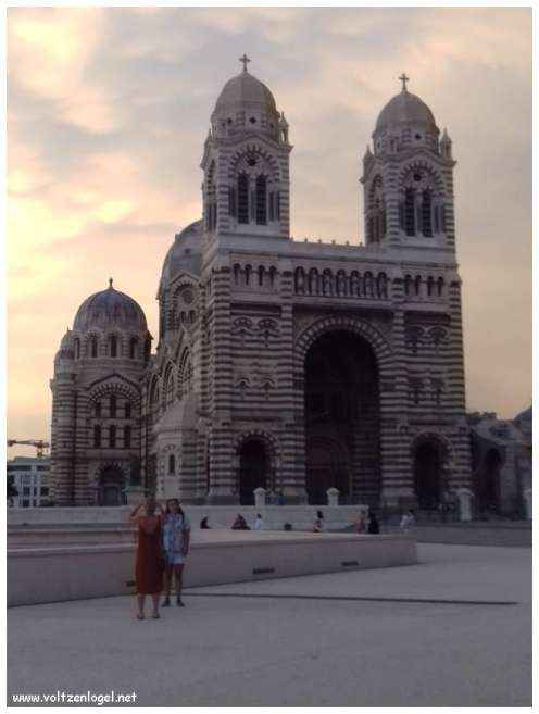 Cathédrale de Marseille: Immersion dans son patrimoine culturel et artistique.