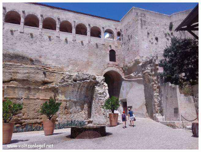 Vue panoramique du Fort Saint-Jean de Marseille, révélant ses trésors cachés.