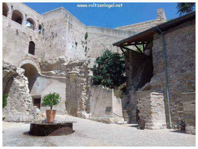 Vue panoramique du Fort Saint-Jean de Marseille, révélant ses trésors cachés.
