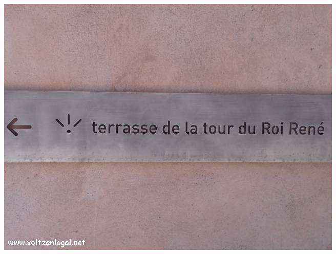 Vue panoramique du Fort Saint-Jean de Marseille, révélant ses trésors cachés.