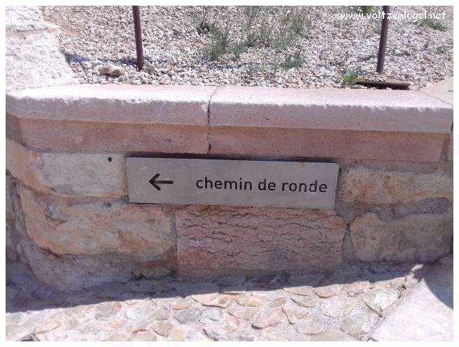 Vue panoramique du Fort Saint-Jean de Marseille, révélant ses trésors cachés.