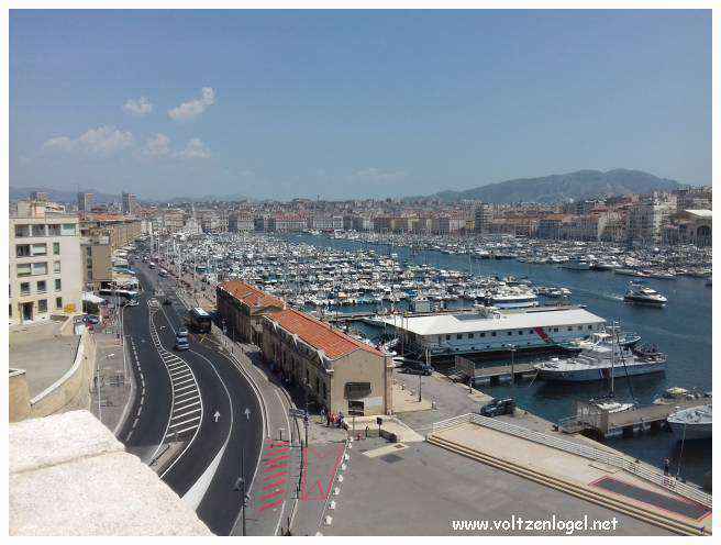 Vue panoramique du Fort Saint-Jean de Marseille, révélant ses trésors cachés.