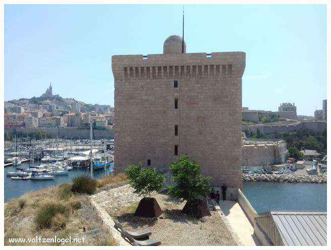 Vue panoramique du Fort Saint-Jean de Marseille, révélant ses trésors cachés.