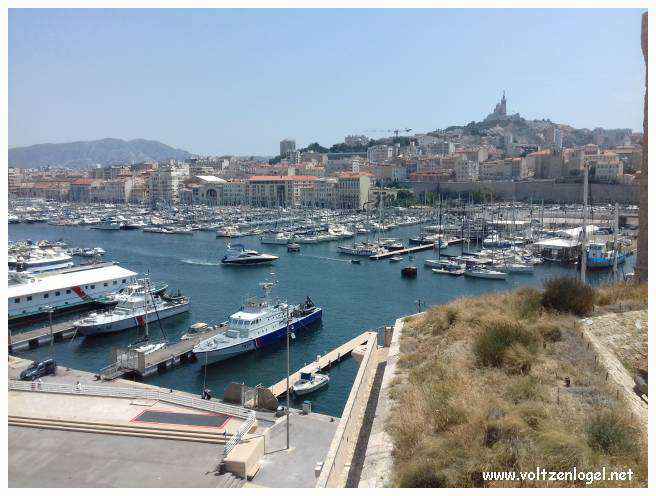 Vue panoramique du Fort Saint-Jean de Marseille, révélant ses trésors cachés.