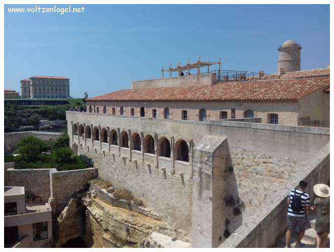 Vue panoramique du Fort Saint-Jean de Marseille, révélant ses trésors cachés.