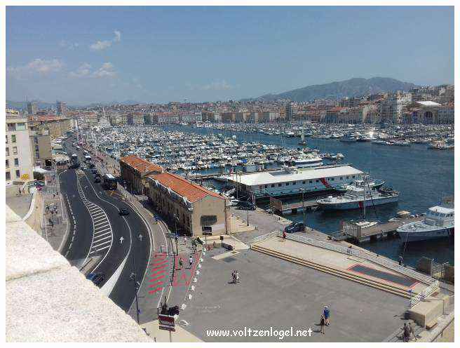 Vue panoramique du Fort Saint-Jean de Marseille, révélant ses trésors cachés.