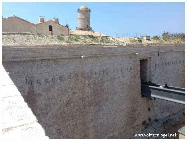 Vue panoramique du Fort Saint-Jean de Marseille, révélant ses trésors cachés.