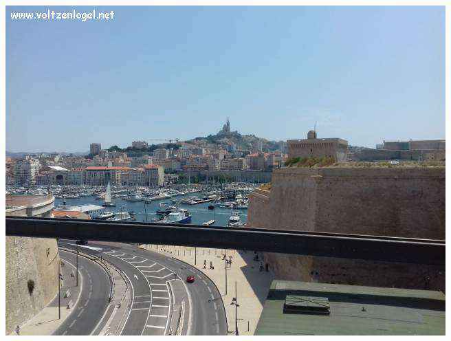 Vue panoramique du Fort Saint-Jean de Marseille, révélant ses trésors cachés.
