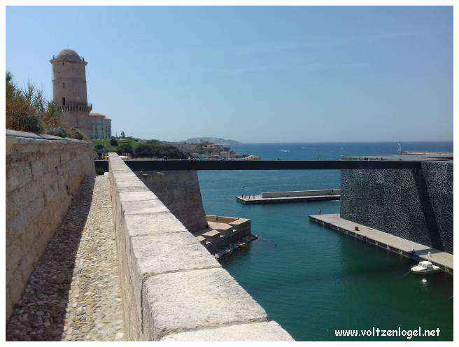 Vue panoramique du Fort Saint-Jean de Marseille, révélant ses trésors cachés.