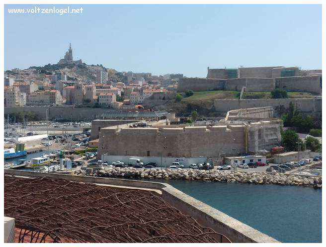 Vue panoramique du Fort Saint-Jean de Marseille, révélant ses trésors cachés.