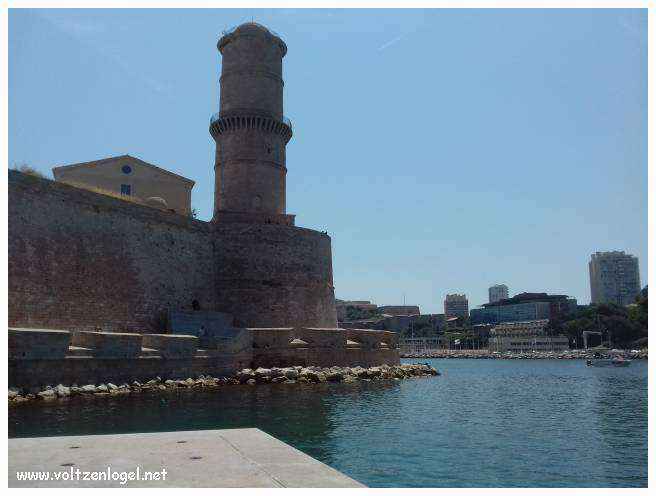 Vue panoramique du Fort Saint-Jean de Marseille, révélant ses trésors cachés.