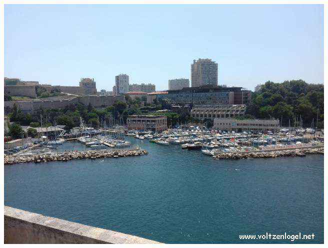 Vue panoramique du Fort Saint-Jean de Marseille, révélant ses trésors cachés.