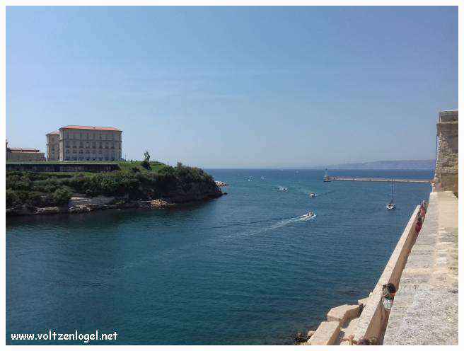 Vue panoramique du Fort Saint-Jean de Marseille, révélant ses trésors cachés.