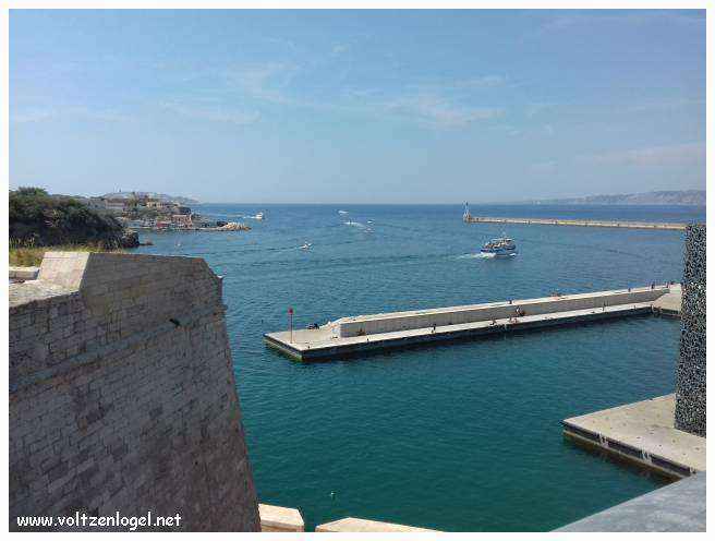 Vue panoramique du Fort Saint-Jean de Marseille, révélant ses trésors cachés.