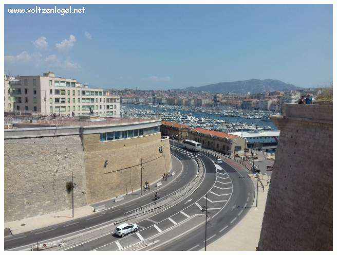 Vue panoramique du Fort Saint-Jean de Marseille, révélant ses trésors cachés.
