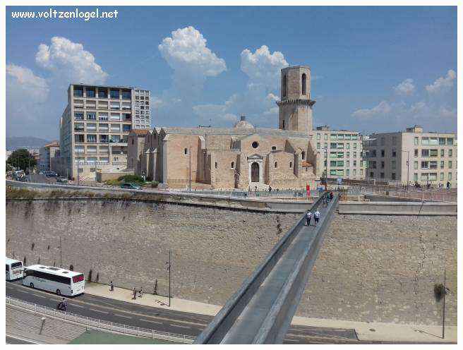 Vue panoramique du Fort Saint-Jean de Marseille, révélant ses trésors cachés.