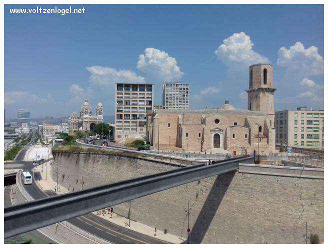 Vue panoramique du Fort Saint-Jean de Marseille, révélant ses trésors cachés.