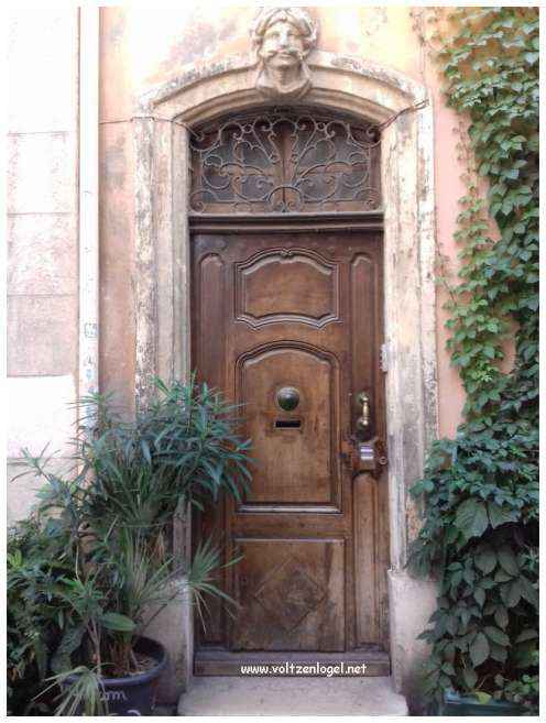 Exploration des trésors cachés du quartier historique du Panier à Marseille.