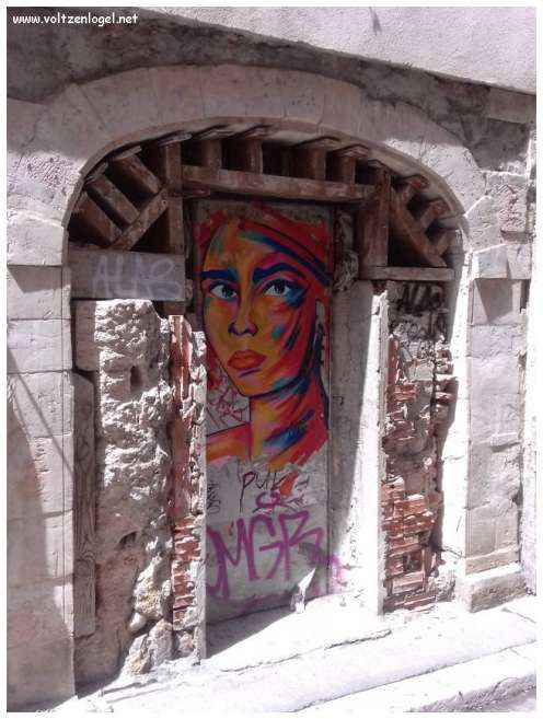 Exploration des trésors cachés du quartier historique du Panier à Marseille.