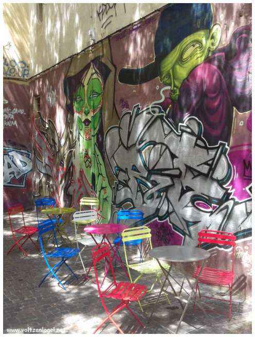 Exploration des trésors cachés du quartier historique du Panier à Marseille.