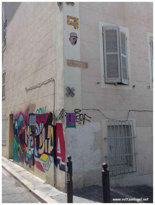 Exploration des trésors cachés du quartier historique du Panier à Marseille.
