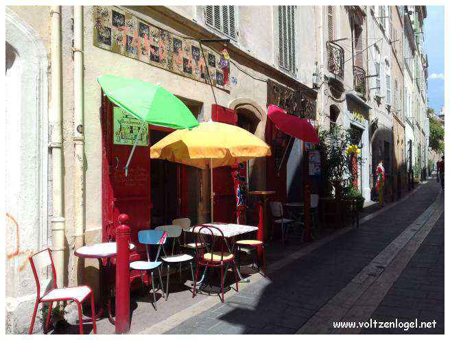 Exploration des trésors cachés du quartier historique du Panier à Marseille.